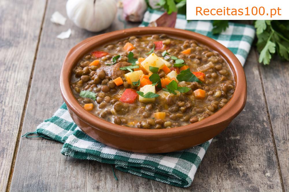 Sopa espessa de lentilhas vermelhas