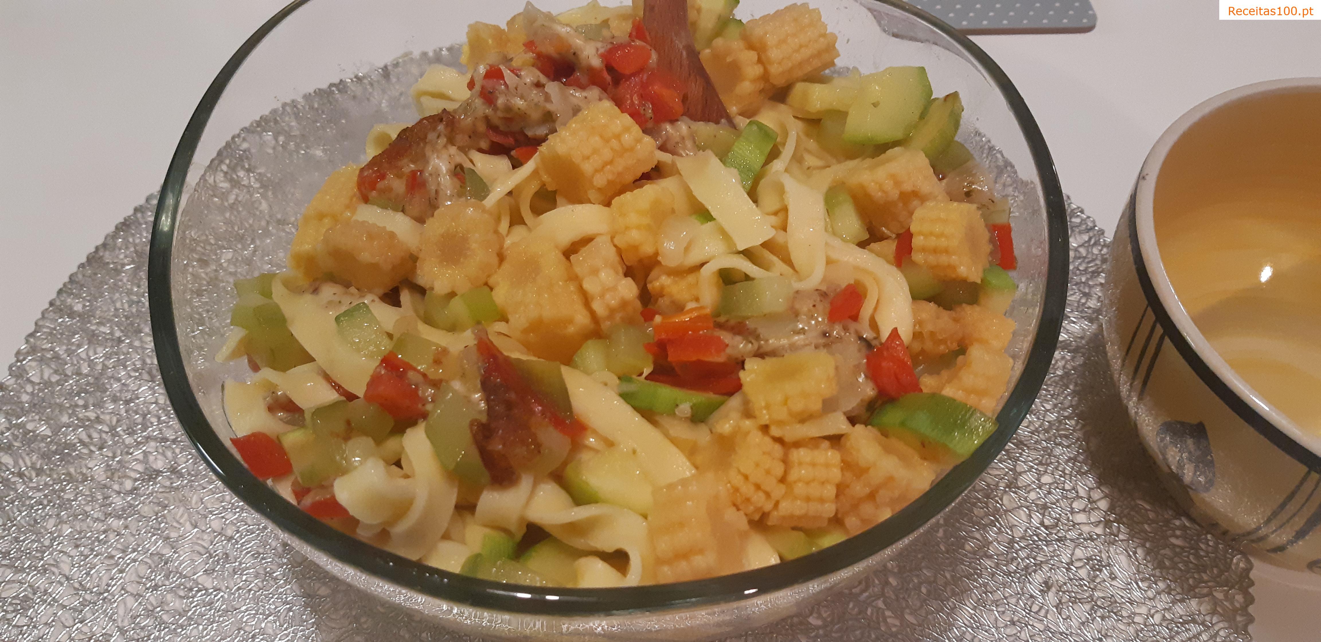 Tagliatelle com azeitonas e legumes