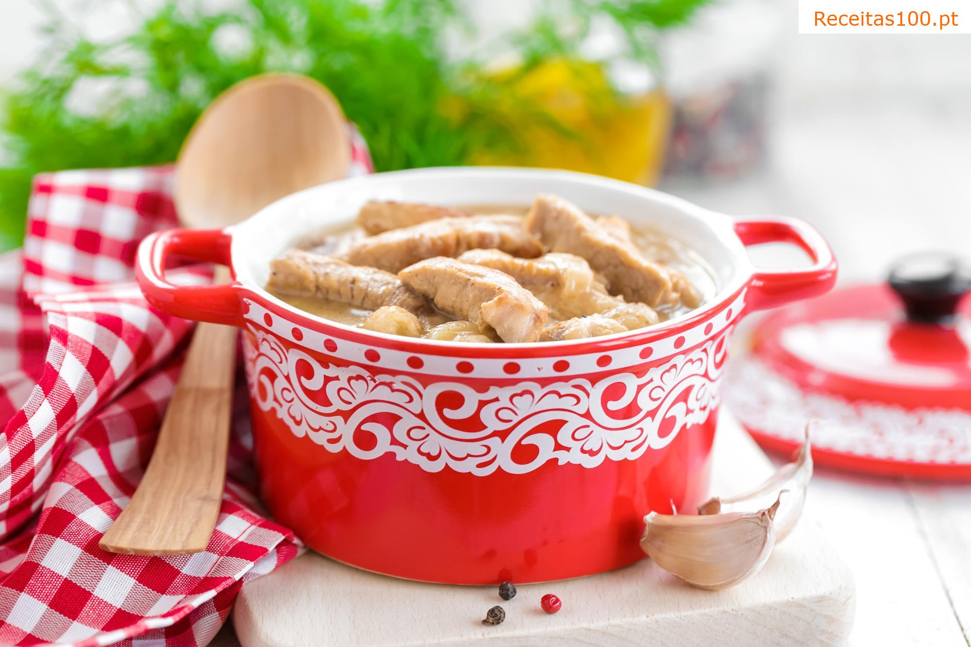 Tiras de frango com cenoura e nabo cozidos.