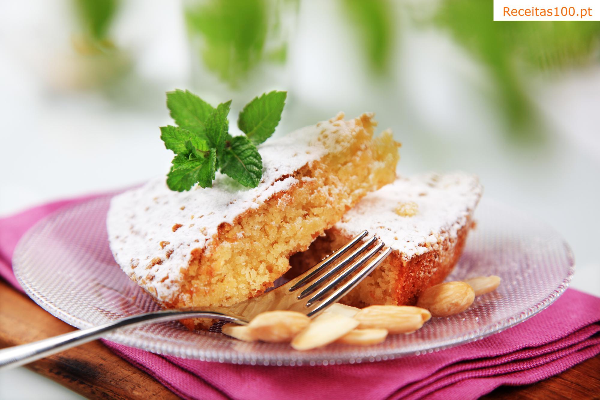 Torta de frutas com amêndoas
