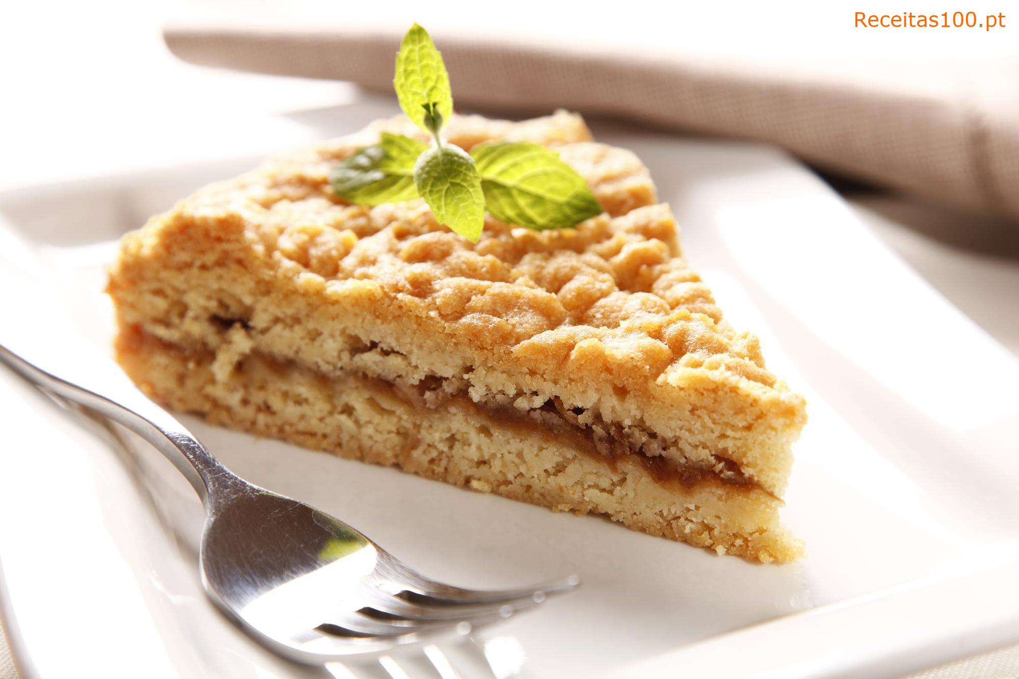 Torta de maçã delicada com creme de baunilha