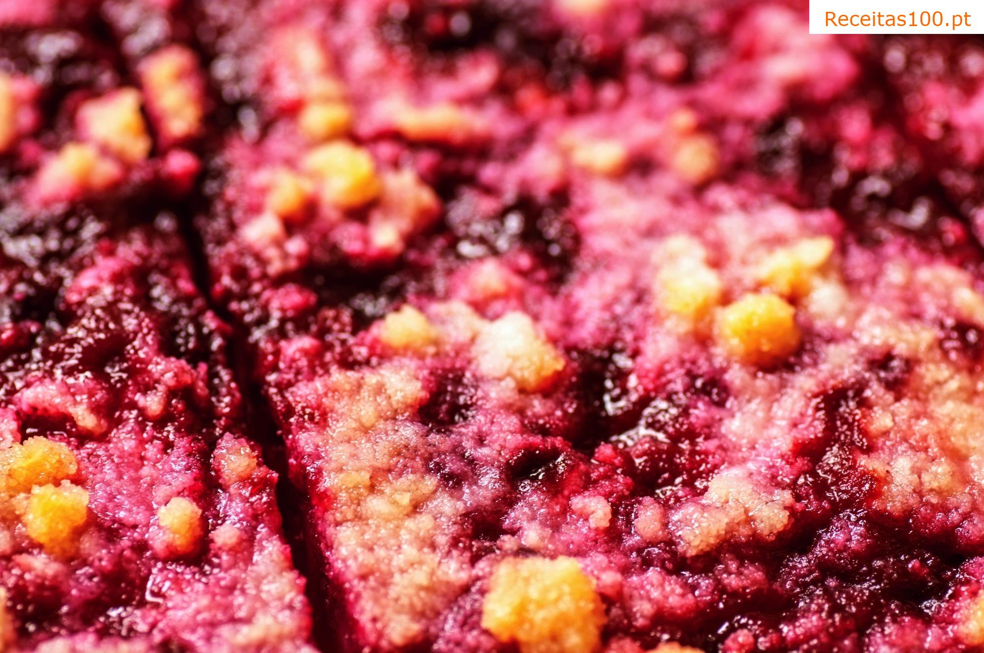 Torta de ruibarbo e morango com farofa